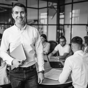 grupo-de-personas-trabajando-en-un-plan-de-negocios-en-una-oficina-modified