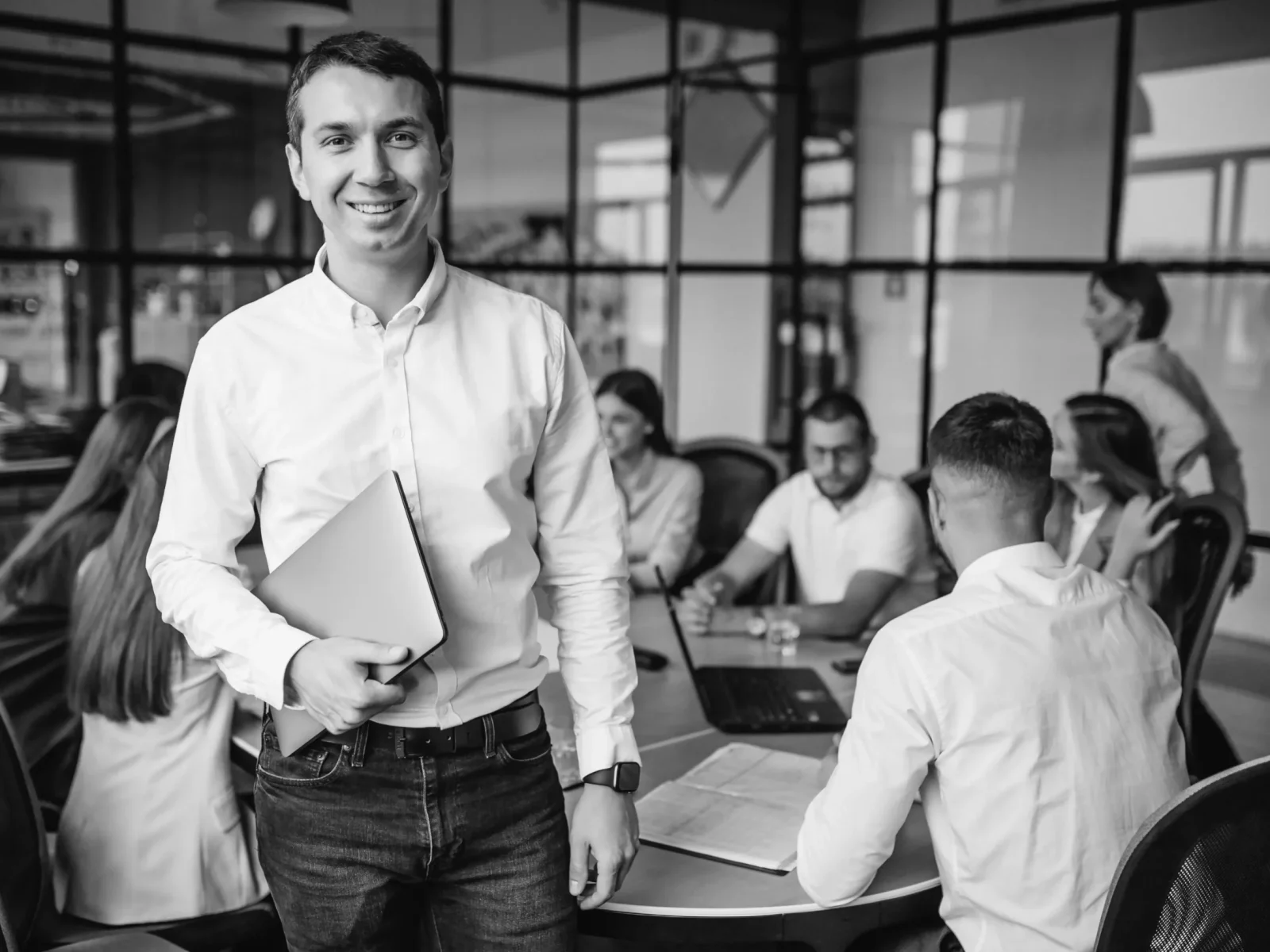 grupo-de-personas-trabajando-en-un-plan-de-negocios-en-una-oficina-modified